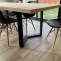 table sur mesure avec plateau en bois et pieds en métal noirs