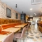 Aménagement d'une salle de restaurant avec des plateaux de tables en bois massif
