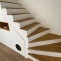 Escalier d'angle avec marches en bois et contremarches blanches