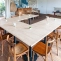 Aménagement d'une salle de réunion avec des plateaux de tables en bois découpés sur mesure