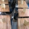 aménagement de brasserie avec plateaux en bois massif découpés sur mesure