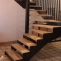 escalier demi tournant en acier avec marches en chêne massif sur mesure