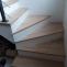 Escalier tournant en béton avec marches en bois sur mesure