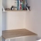 Étagère en bois aménagée au-dessus d’un coin bureau dans une chambre