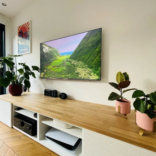 Customization of a TV cabinet with custom oak top