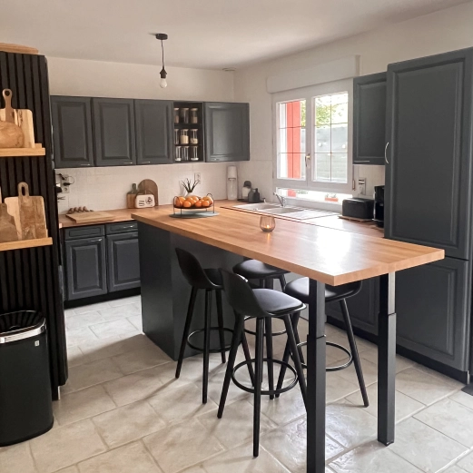 Offene schwarze Holz-Küche mit maßgefertigter Kochinsel