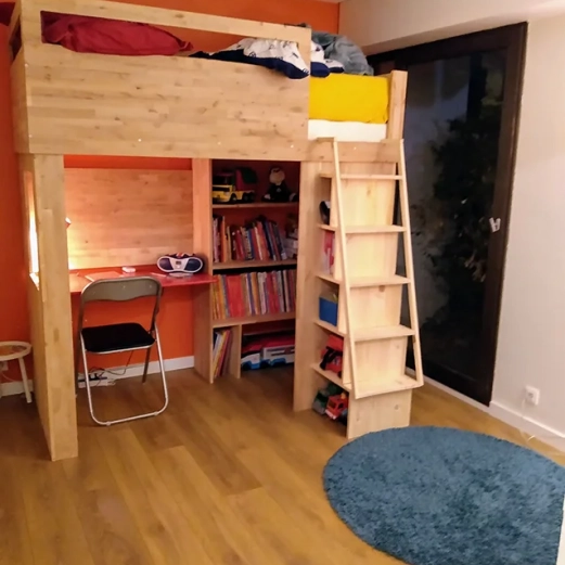 Lit mezzanine pour enfant en bois massif sur mesure