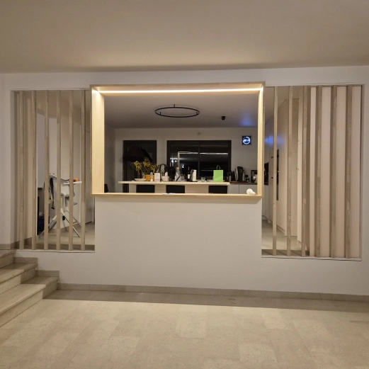 Création d'un séparateur de pièce en bois massif sur mesure dans une salle à manger