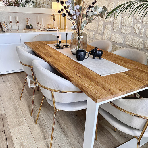 Table de salle à manger avec un plateau en bois personnalisable