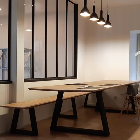 Grande table et banc de salle à manger sur mesure avec plateaux en bois