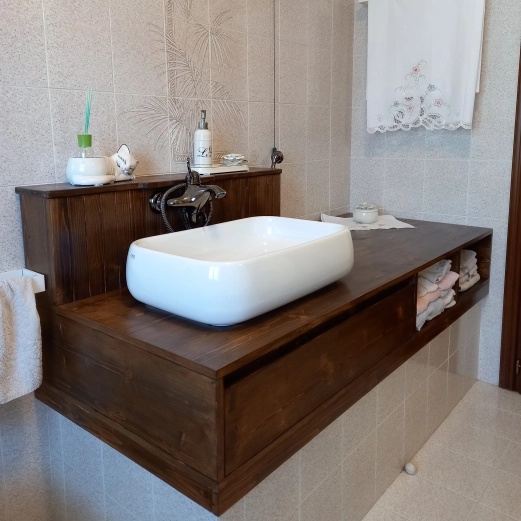 Creazione fai-da-te di un mobile sottolavabo in legno di abete