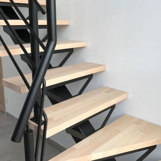 Manufacture of steel staircase with made-to-measure beech wood steps
