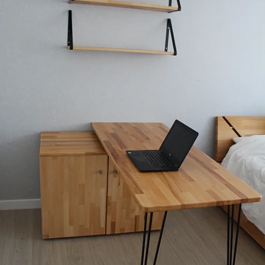 bureau et meuble de rangement sur mesure avec plateaux en hêtre