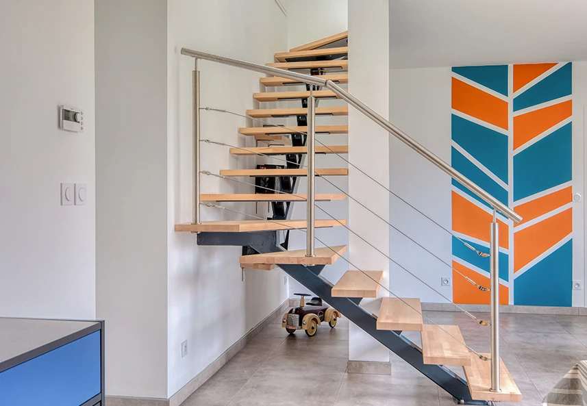 Déco contemporaine avec escalier à structure métallique et marches en bois