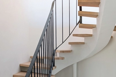 Escalier avec marches en bois