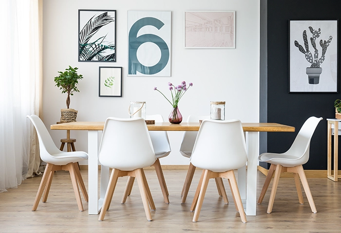 Table de salle à manger avec plateau en bois dans une déco contemporaine