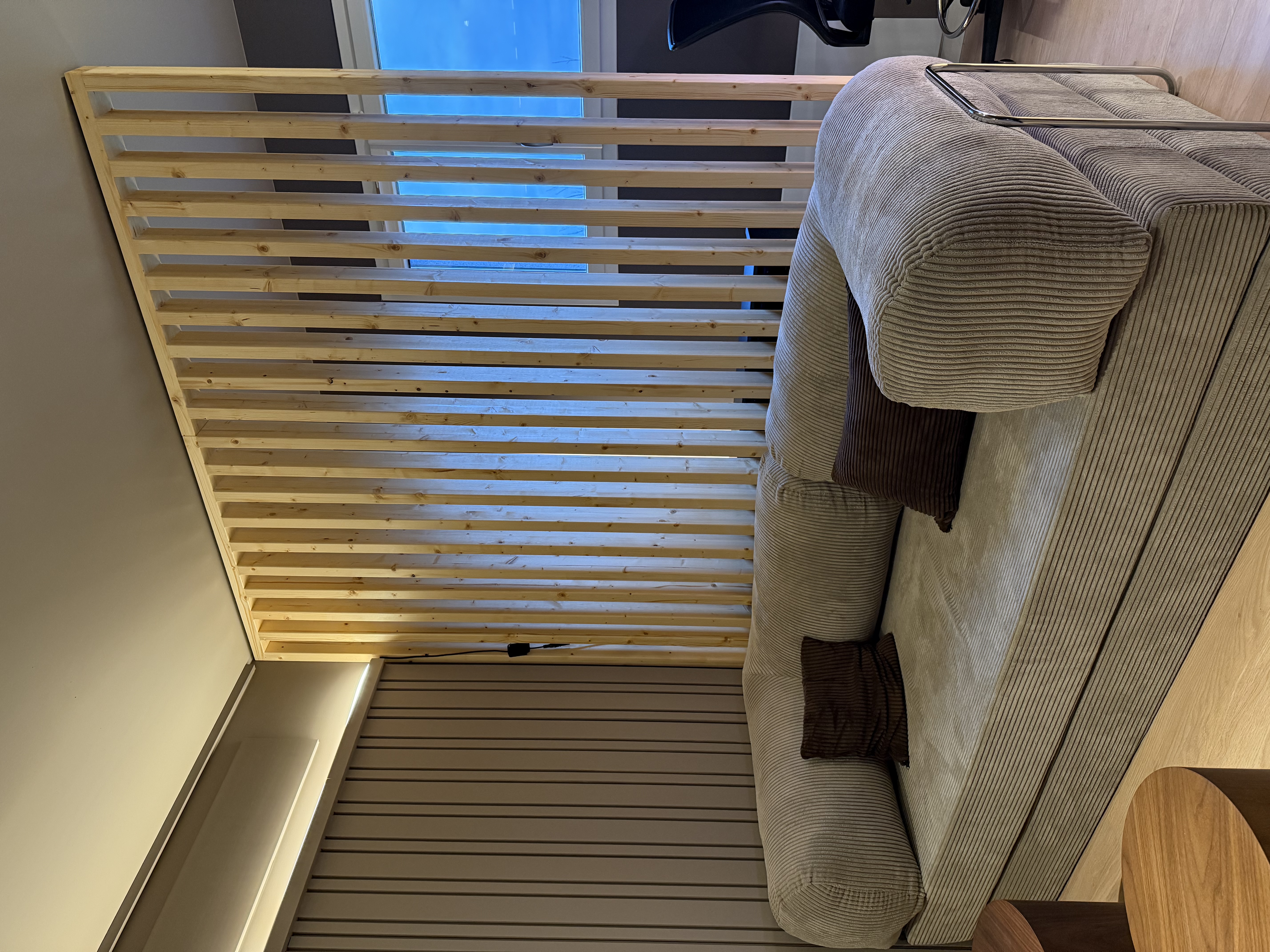 séparation de salon avec un claustra en bois