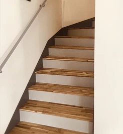 Escalier en béton blanc avec marche en bois lamellé collé