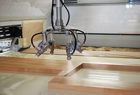 Pulvérisation de finition sur un plan de travail en bois