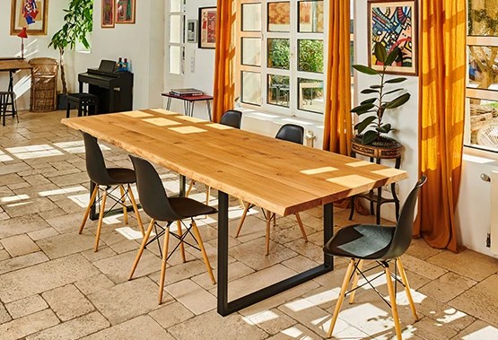 Table avec plateau en bois sur mesure dans une salle à manger