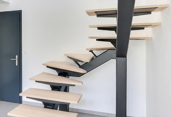 Escalier avec marches en frêne