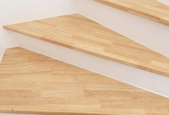 Escalier avec marches en hévéa