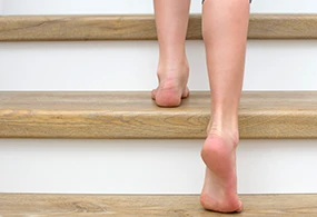 Escalier avec marche en bois emprunté par une personne