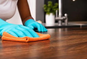 entretien quotidien d'un plan de travail en bois