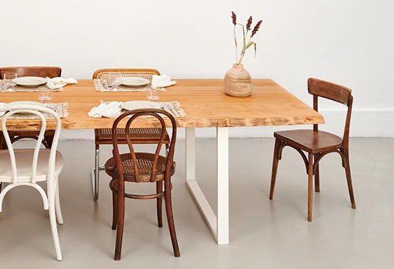 Table avec plateau en bois et pied en acier blanc