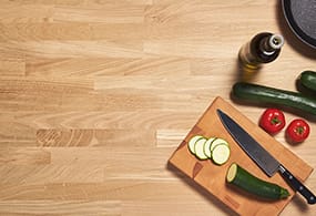 Planche à découper sur plan de travail en bois