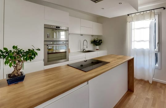 Cuisine blanche avec plan de travail en bois massif