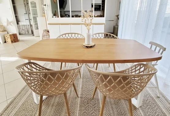 Table de salle à manger avec plateau en bois de forme personnalisée