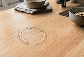 Tâche d'eau sur plan de travail en bois